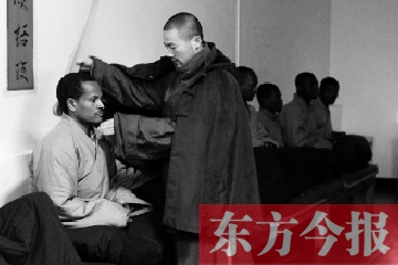 少林功夫講究禪武合一，坐禪當(dāng)然少不了,別看就是坐坐，姿勢(shì)都要師傅教