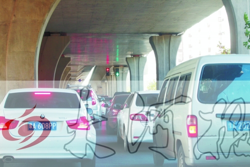 交警在東風(fēng)路從北向南上橋口處擺上反光錐，間歇放行