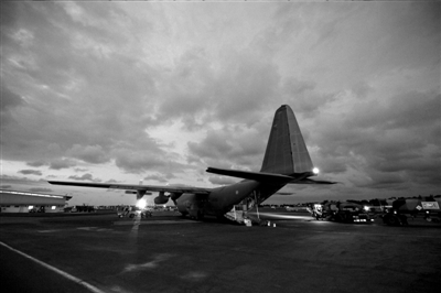 3月23日，中非共和國(guó)首都班吉，從加蓬首都利伯維爾出發(fā)的法國(guó)增援部隊(duì)共計(jì)200名士兵抵達(dá)班吉國(guó)際機(jī)場(chǎng)