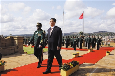 3月26日，南非總統(tǒng)祖馬在比勒陀利亞聯(lián)邦大廈前廣場(chǎng)舉行儀式，歡迎中國(guó)國(guó)家主席習(xí)近平訪問(wèn)南非。這是習(xí)近平檢閱儀仗隊(duì)。新華社記者 蘭紅光 攝