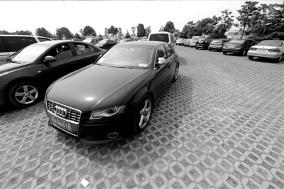 3月30日，掛有AZG(安徽政府公務(wù)的拼音縮寫）通行證的車輛停放在合肥市小蜀山公墓停車場(chǎng)內(nèi)。