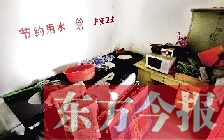 廁所進(jìn)門(mén)中廳，擺放著灶臺(tái)、餐桌、床鋪等，乍一看像個(gè)客廳