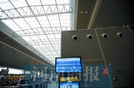 　鄭州東站三樓候車大廳，雖然空調(diào)處有涼風吹出，但陽光通過頂棚照進，導致整個大廳的空調(diào)制冷效果不明顯