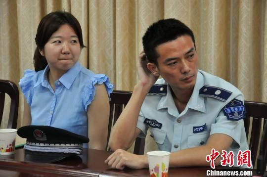 圖為參與“體驗式執(zhí)法”的兩名城管隊員。　張芹　攝