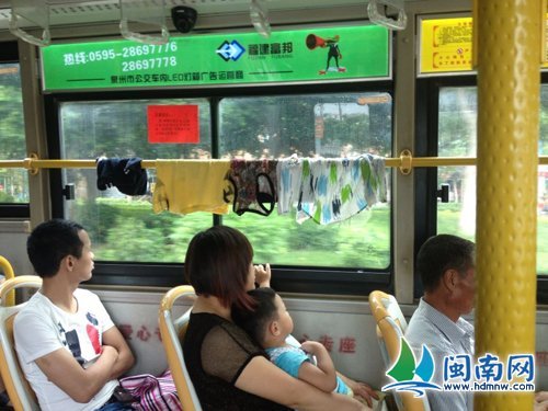 衣服就晾在公交車內(nèi)橫桿上(網(wǎng)友“六月弍六”供圖) 衣服就晾在公交車內(nèi)橫桿上(網(wǎng)友“六月弍六”供圖)