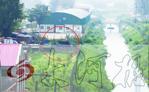 　彩虹橋西南側(cè)有一個大型地溝油加工窩點(diǎn)，廢水流入旁邊的排水渠。