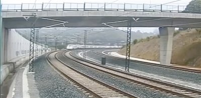 時(shí)速190公里的列車通過一個(gè)限速80公里的急轉(zhuǎn)彎。