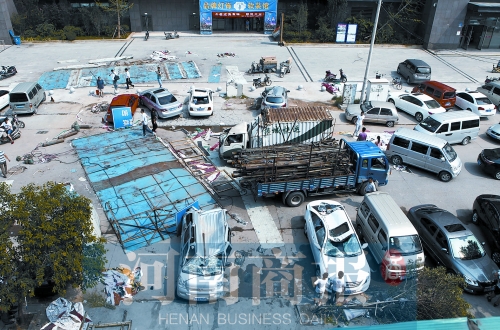 昨日上午，事發(fā)現(xiàn)場仍停有多輛被砸變形的汽車