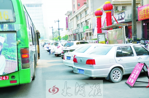 洛陽(yáng)公交車(chē)站點(diǎn)成私家停車(chē)場(chǎng) 停車(chē)辦回應(yīng)稱(chēng)涉嫌違法