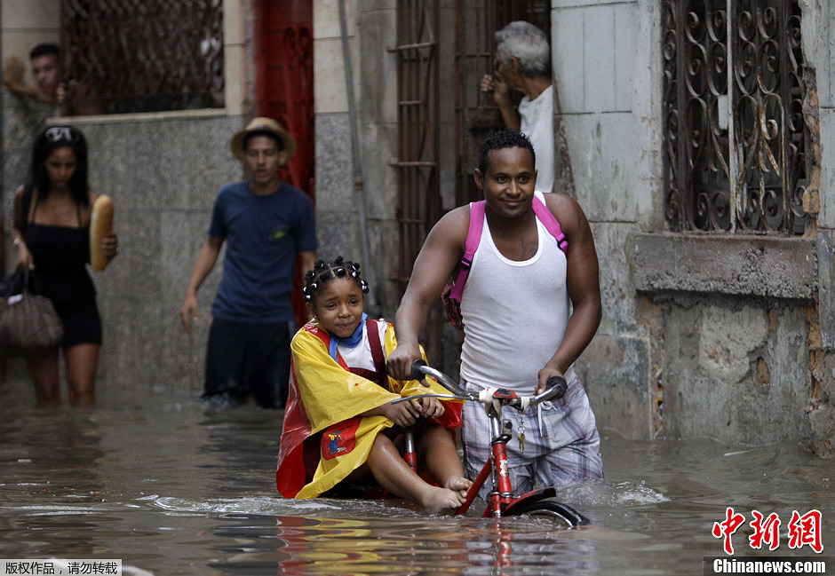 圖為哈瓦那民眾冒水出行。