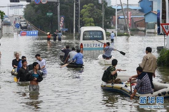 臺(tái)風(fēng)“菲特”造成浙江余姚市城區(qū)大面積被淹，城市交通基本癱瘓，部分區(qū)域停電停水。