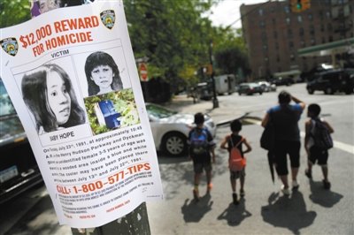 2013年7月23日，貼在紐約街頭的征詢線索傳單，這天是“希望寶寶”被發(fā)現(xiàn)遇害的日子，每年這天警方都