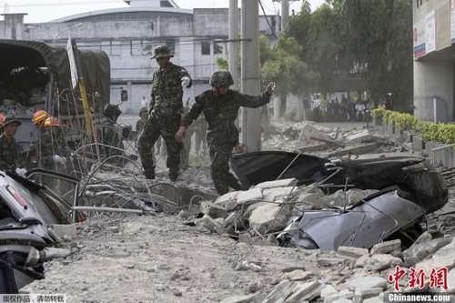 10月15日，菲律賓中部地區(qū)發(fā)生7.2級地震，災情持續(xù)擴大，菲官方稱地震已造成宿務、保和等省份數(shù)十人遇難，數(shù)百人受傷，大批建筑物受損。圖為菲律賓軍方在搜救被困者。