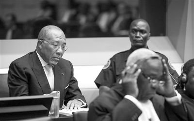 9月26日，荷蘭海牙，利比里亞前總統(tǒng)查爾斯·泰勒在法庭接受審判。