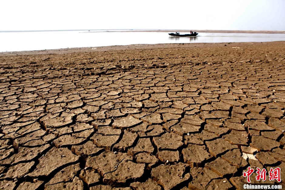 10月28日，在江西省都昌縣印山附近水域拍攝的龜裂的鄱陽(yáng)湖湖床。