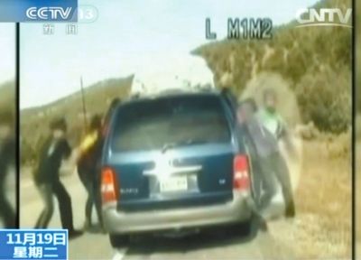 雷爾與警察爭執(zhí)，費(fèi)雷爾兒子下車試圖保護(hù)媽媽。