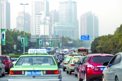 緯二路、順河路、城北路等路口雖多，卻比走金水路省時(shí)