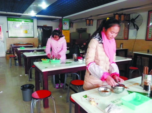 參加體驗的兩名學(xué)生成功“入職”后,開始收拾餐桌。