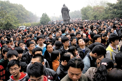 去年3月16日，武漢華中科技大學(xué)，“北約”、“華約”、“卓越”聯(lián)盟自主招生選拔考試湖北考點，考生等待進場。 圖/CFP