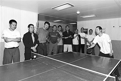 5日，“雪龍”號上的科考隊(duì)員在進(jìn)行乒乓球比賽。新華社發(fā)