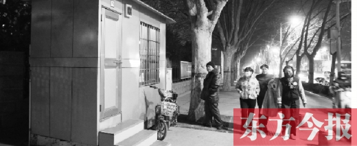 1月13日晚9點(diǎn)30分，鄭州市綠城廣場內(nèi)的公廁依然開放