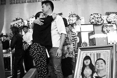 2月24日，泰國曼谷，民眾為在手榴彈襲擊中遇難的兩名兒童舉行葬禮，兩名兒童為姐弟二人，姐姐6歲，弟弟4歲