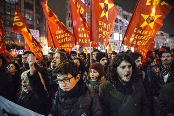 當(dāng)?shù)貢r(shí)間2014年2月25日，土耳其伊斯坦布爾，總理涉腐錄音引發(fā)全國抗議，要求本屆政府下臺(tái)。