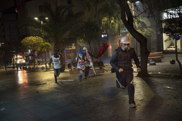 當(dāng)?shù)貢r(shí)間2014年2月25日，土耳其伊斯坦布爾，總理涉腐錄音引發(fā)全國抗議，要求本屆政府下臺(tái)。