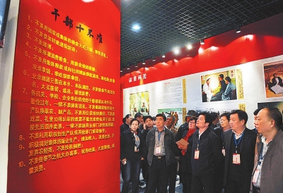 　　干部群眾在蘭考參觀焦裕祿紀(jì)念館（3月20日攝）。新華社發(fā)