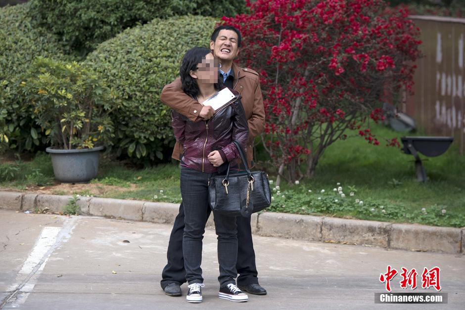 4月8日，劫持者與警方對峙。