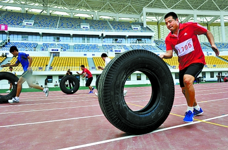 8月15日，運(yùn)動(dòng)員們正在進(jìn)行推輪胎賽跑。