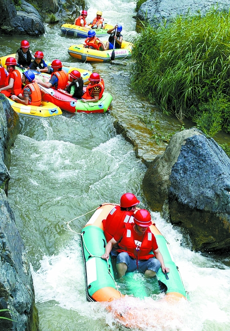 8月16日，游客在盧氏縣豫西大峽谷景區(qū)進(jìn)行漂流比賽。