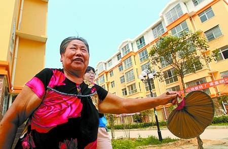 通許縣朱砂鎮(zhèn)徐匯花園社區(qū)的居民在小區(qū)里休息 通許縣朱砂鎮(zhèn)徐匯花園社區(qū)的居民在小區(qū)里休息