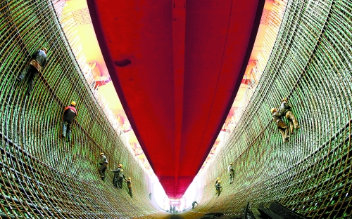 2月27日，南水北調(diào)中線鄧州湍河渡槽工程建設(shè)者在槽體內(nèi)扎鋼筋。