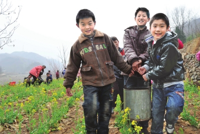 抬水澆樹傳友情 抬水澆樹傳友情