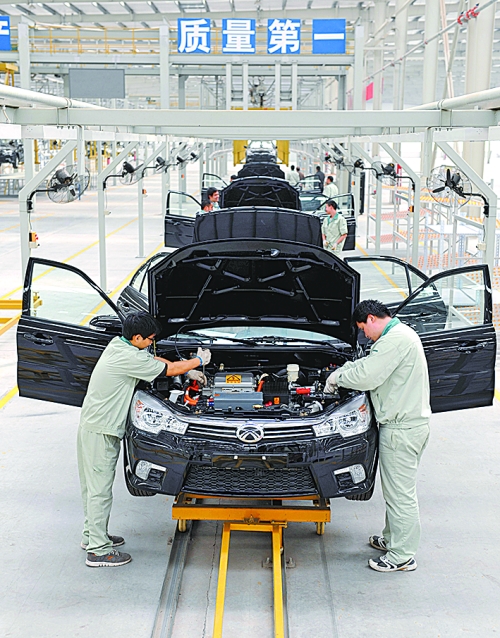 　　4月16日，新鄉(xiāng)市新能電動汽車有限公司的工作人員在電動汽車生產(chǎn)流水線上作業(yè)。目前，新鄉(xiāng)現(xiàn)有規(guī)模以