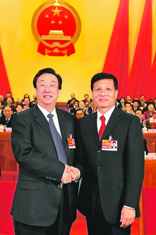 4月2日上午，新當(dāng)選的省人大常委會主任郭庚茂與新當(dāng)選的省人民政府省長謝伏瞻親切握手。郭宇 董亮 攝