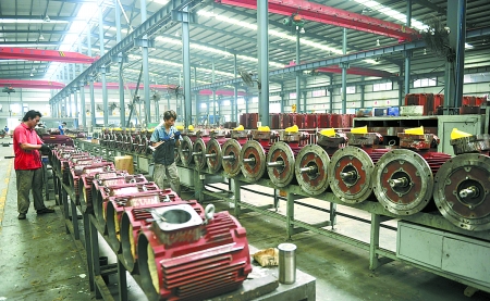 8月9日，南陽微特防爆電機(jī)有限公司員工生產(chǎn)出口訂單產(chǎn)品。