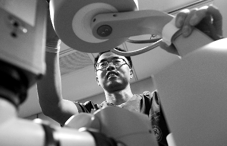 工作人員在“健康快車(chē)”內(nèi)對(duì)復(fù)明手術(shù)的設(shè)備進(jìn)行安裝調(diào)試