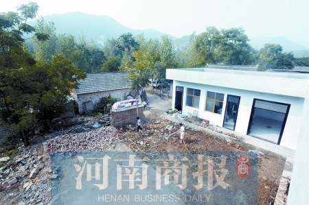 新校舍旁邊，是徐云玲和學(xué)生們用了多年的石頭校舍 河南商報記者 鄧萬里/攝