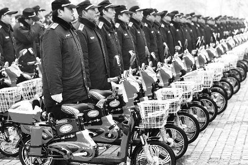 鄭州巡防隊員騎上巡邏電動車 鄭州巡防隊員騎上巡邏電動車