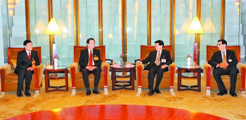 　3月24日，國務(wù)院發(fā)展研究中心主任李偉在北京會(huì)見了前來出席中國發(fā)展高層論壇“中原之夜”活動(dòng)的河南省