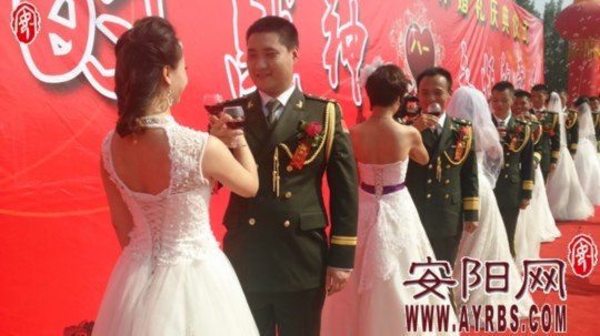 駐安陽(yáng)某部10對(duì)新人舉辦集體婚禮 俏妹子情定兵哥哥 駐安陽(yáng)某部10對(duì)新人舉辦集體婚禮 俏妹子情定兵哥哥