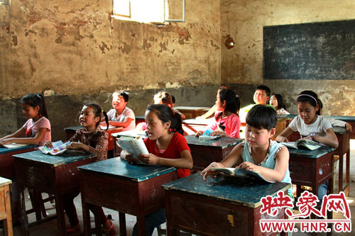 四位鄉(xiāng)村老師為閆洼小學(xué)的孩子們撐起一片藍(lán)天 四位鄉(xiāng)村老師為閆洼小學(xué)的孩子們撐起一片藍(lán)天