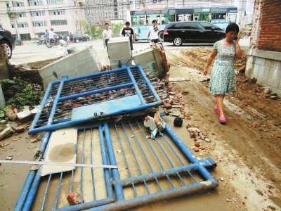 南陽市一汽修廠遭強拆人員被挾持 監(jiān)控錄下全程