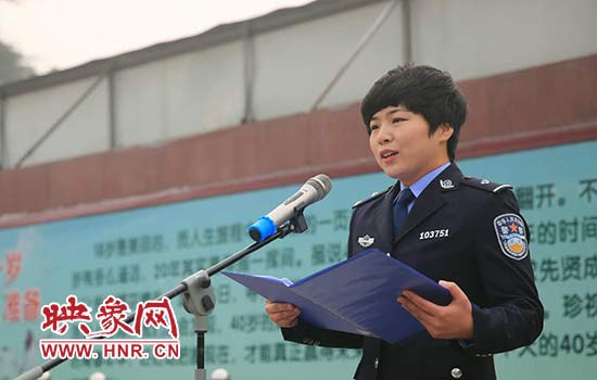滎陽(yáng)美女警官進(jìn)校園普法演講 2600師生收獲良多