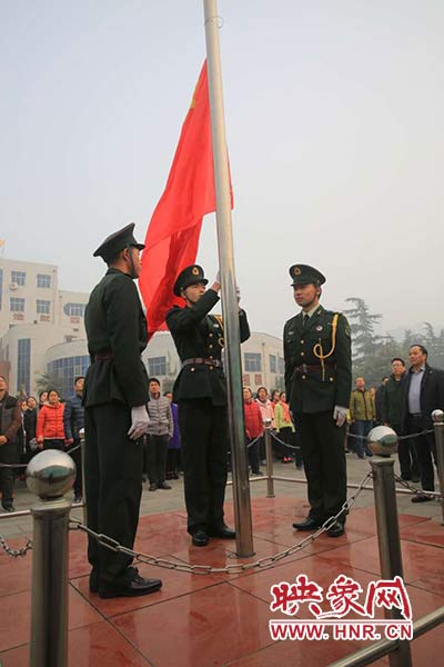 滎陽(yáng)美女警官進(jìn)校園普法演講 2600師生收獲良多