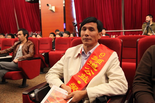 河南平頂山魯山縣電視臺的記者張朝岑受聘9頻道公益·愛心形象大使。