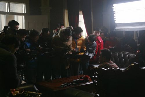 各路媒體記者探班《大河兒女》現(xiàn)場。