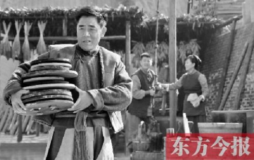 陳寶國(guó)在《大河兒女》中飾演男一號(hào)、燒制鈞瓷的手藝人賀焰生